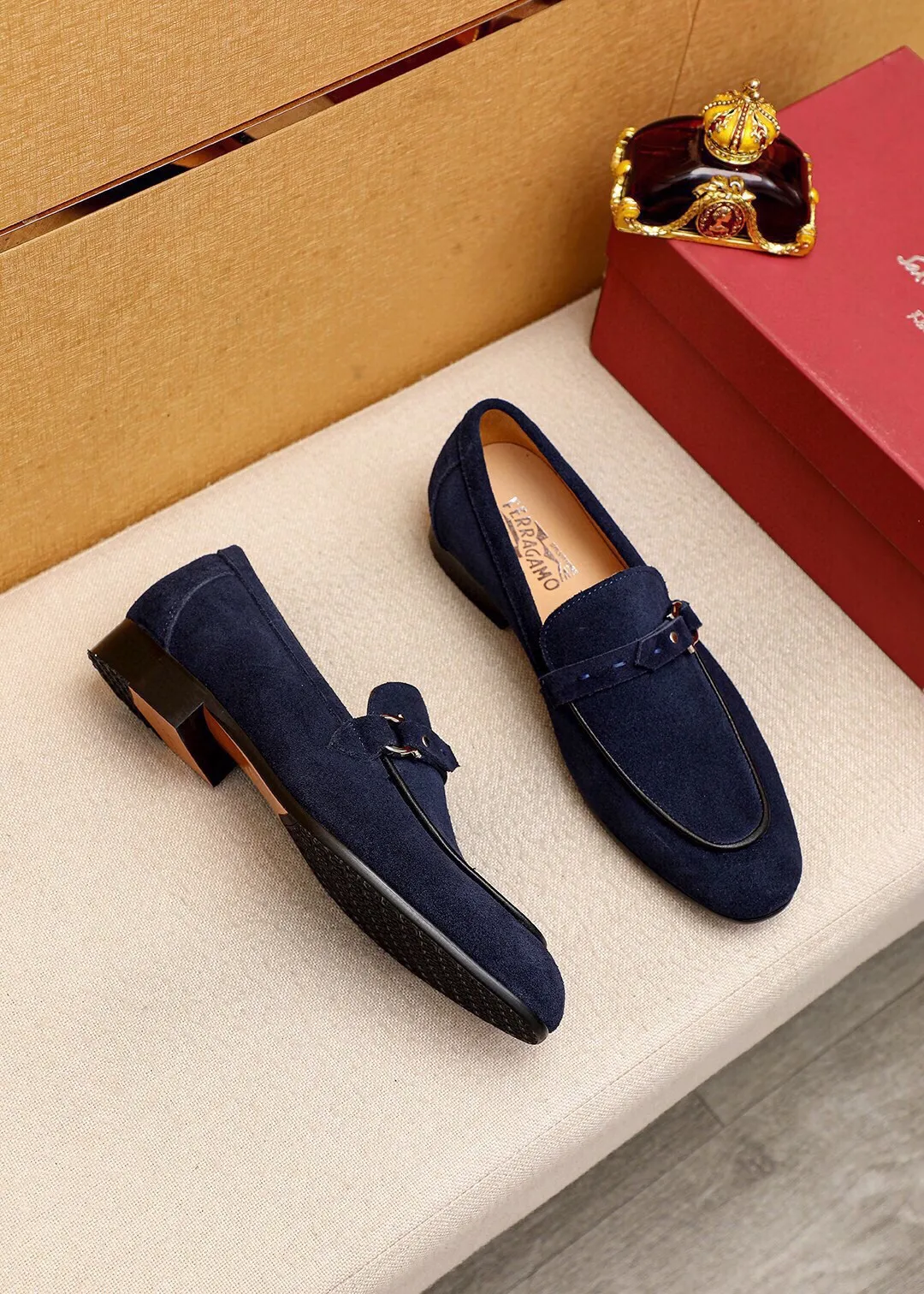 Men's shoes 💰460 💐 Product trademark: Ferragamo "Ferragamo" casual leather shoes Regular size: 38-44 (45.46.47🉑️Customized) Product materials: Selected imported first-layer frosted calfskin upper + luxury hardware buckle, imported water-dyed cow leather lining. Strong three-dimensional visual effect, original outsole color: 2 colors available